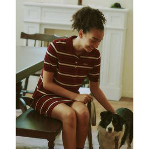 헤지스 여성 24FW 반값세일버건디 스트라이프 폴로 니트 반소매 원피스 HSDR4DL51D2