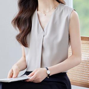 [패션시그널] 브이네크라인 민소매 블라우스 9F0680