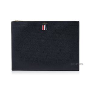 [톰브라운] FW25 남성 페블그레인 클러치백 MAC021L 00198 001