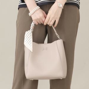 애비뉴투지 오플 사각 자석 인조가죽 여성 봄 가을 토트백+파우치 C10562