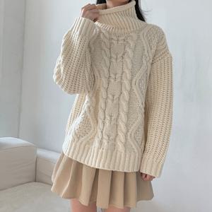 [올리비에스클로젯] 도톰 꽈배기 폴라 니트_O2512KN069D