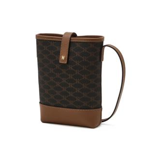 [헤지스]헤지스 브라운 로고패턴 가죽 미니크로스백 WIBA5E811W2