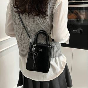 데일리 메탈릭 하트참 미니 크로스백 SSH-117