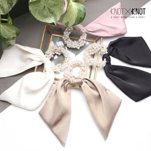 [KNOTXKNOT] 고급 새틴 롱 리본으로 장식한 진주로 엮은 헤어링