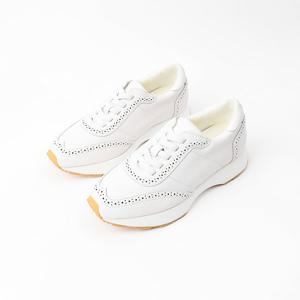 [신난다슈] 여성 스니커즈 운동화 3cm 슬립온 밴딩 단화 발편한 쿠션 소가죽 MRO255152 화이트