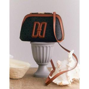 선물포장  (DCWA5E714W2) 브라운 DD로고 가죽 미니크로스백