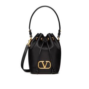 발렌 브이로고 시그니처 레더 미니 버킷 백 WP0Z44VNL