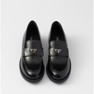 24FW 프라다 브러쉬 가죽 여성 로퍼 1D745N 055 F0002