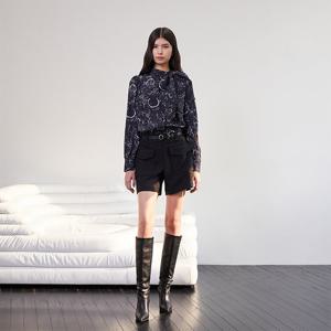 [에고이스트]하이넥 타이 포인트 밑단 밴딩 블라우스 (EQ3WB863)