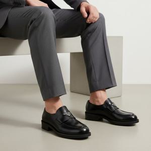 PRADA 삼각 로고 브러쉬드 가죽 로퍼 (2DE145 055 F0002)