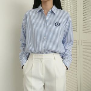 [올리비에스클로젯]월계자수 스트라이프 크롭 셔츠_O2601BL011A