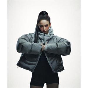 NIKE 스포츠웨어 스우시 시리즈 써마 핏 오버사이즈 다운 패딩 재킷 W - 메탈릭 실버라이트 스모크 그레이 IB2004-095 1557411