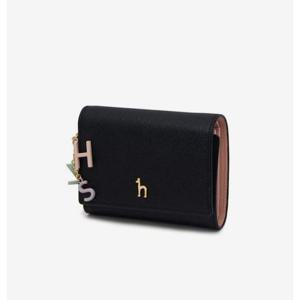 [헤지스ACC][LEENA]블랙 가죽 골드퍼피 로고 레터링장식 3단 반지갑 HIWA2F605BK