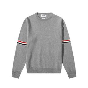 톰브라운 MKA326A Y3001 055 밀라노스티치 RWB 암밴딩 풀오버 크루넥 스웨트 라이트그레이 남성 니트