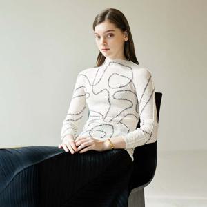 [요이츠] 아트 프린트 슬림핏 플리츠 블라우스 아이보리_YK03WRPBL06