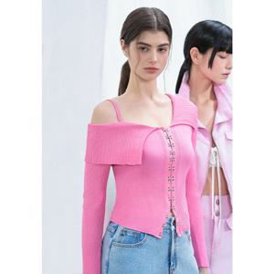 [에고이스트] ER2KL362 언발 오프숄더 슬림핏 풀오버 니트 (25년 여름)