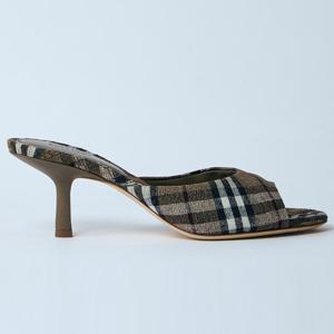 26 SS 버버리 체크 모티프 린넨 블랜드 키튼힐 샌들 그레이 8105116 C1846