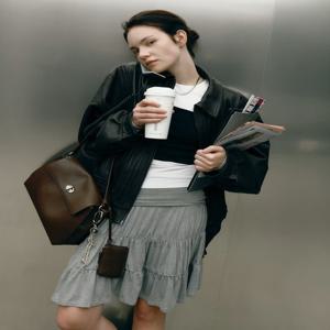 [질스튜어트] 가죽 오브 장식 숄더백 M 다크브라운 JABA6E123W3