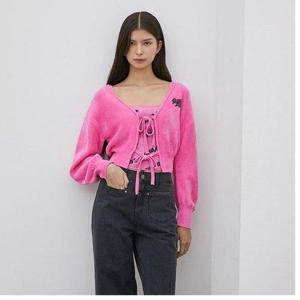 갤러리아_(24겨울) 리본 여밈 레터링 포인트 V넥 가디건(EQ4KG961)