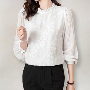 [퀸이즈] [~77까지]리드티 플라워 디테일 프릴넥 블라우스