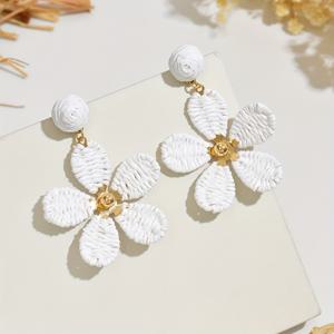 TEMU 스타일의 달콤하고 플로럴 드롭 귀걸이 한 쌍. 우아하고 패셔너블하며, 또는 바캉스 파티에 완벽합니다. 이 정교하게 수제로 제작된 라피아 꽃 귀걸이는 어머니, 아내를 위한 훌륭한 선물이 됩니다.