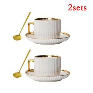 TEMU 유럽 스타일의 금색 엣지 디자인으로 만든 흰색과 녹색 커피 컵, 접시, 스푼 2개 세트입니다. 오후 커피 또는 차에 적합하며 가정용으로 적합합니다. 가족 주방을 위한 스타일리시한 컵과 접시 세트이며 훌륭한 휴일 선물입니다.