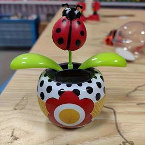 TEMU A 벌레의 보블헤드 자동차 액세서리 - 생생한 빨간색, 검은색, 흰색에 녹색 잎사귀가 있는 손으로 페인팅된 벚꽃 디자인, 비전기 차량용으로 제작된 내구성이 뛰어난 플라스틱 재질, 자동차 애호가를 위한 창의적인 선물, 재미있는 만화 스타일 대시보드 장식품