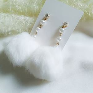 TEMU 부드럽고 우아한 요정 스타일 겨울 플러시 원형 볼 귀걸이, 데이트 나이트에 완벽, 배터리 없음