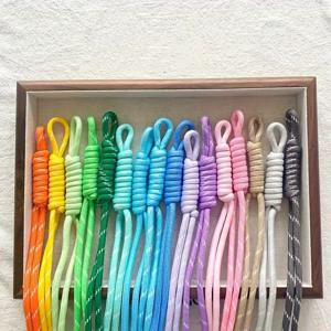 TEMU 여성을 위한 수제 키체인 15개 세트. 생생하고 스타일리시한 나일론 로프 가방 펜던트가 특징입니다. 브레이드 매듭이 있는 휴대폰 체인이 포함되어 있으며 가방 및 열쇠 장식에 이상적입니다. 블랙 앤 화이트 헤어 타이와 여성용 헤어밴드도 함께 제공됩니다.