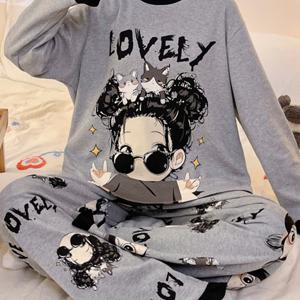 TEMU 카툰 안경을 쓰고 두 개의 머리핀을 쓴 여자와 고양이 머리 패턴, 'LOVELY' 글자와 별 장식이 있는 상의와, 동일한 카툰 디자인과 'L'이 있는 동일한 디자인의 바지 세트. 색상은 회색의 긴팔 라운지웨어 세트입니다.