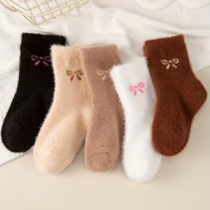 TEMU 나비 패턴과 리본 장식이 돋보이는 여아용 미드-카프 양말 5켤레 세트. 부드러운 플러시 소재로 제작되어 따뜻함과 편안함을 제공합니다. 데일리룩으로 스타일리시하고 실용적인 선택입니다.