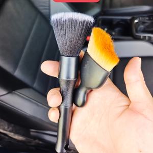 TEMU 차량 내부를 위해 설계된 부드러운 클리닝 브러쉬 2개, 튼튼한 플라스틱 손잡이와 매우 부드러운 브러쉬모, 시트, 센터 콘솔 및 에어컨 통풍구에 이상적입니다. 차량 내부의 먼지 제거에 완벽한 도구입니다.