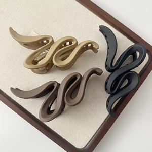 TEMU 여성용 대형 무광 웨이브 헤어 클립 1세트 (3개입, 브라운 1개, 컬러 1개, 블랙 1개) | 빈티지 Y2K 스타일, 단색 상어 클립, 우아한 아크릴, 간편한 묶기 및 스타일링 추가