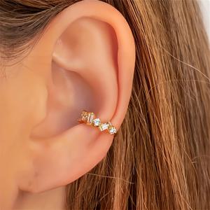 TEMU 여성을 위한 C자형 패셔너블 클립형 귀걸이 1개, 구리 재질이며 합성 지르코니아 세트. 이 불규칙한 별빛 하늘 귀걸이는 빈티지 럭셔리 스타일이며, 일상복 및 파티룩에 완벽하며 피어싱이 필요 없습니다.