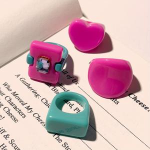 TEMU 여름 핑크 스타일리시 레진 반지 4개 세트 (17/18mm 사이즈). 데일리룩으로도 완벽하며 친구 및 가족을 위한 선물로 좋습니다.