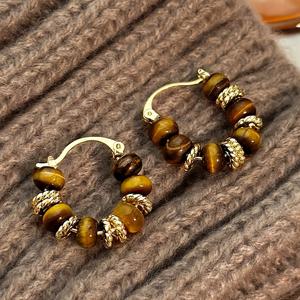 TEMU 여성을 위한 세련되고 빈티지 스타일의 기하학적 비즈 귀걸이 한 쌍. 가을, 겨울 행사에 완벽하며, 시크한 홍콩 스타일이 돋보입니다.