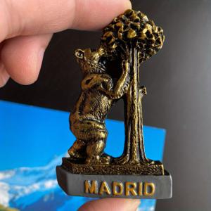 TEMU 스페인 마드리드 베어 & 라즈베리 디자인의 매력적인 3D 레진 자석 - 홈 & 주방을 위한 완벽한 냉장고 장식 - 친구를 위한 독특한 선물 아이디어!