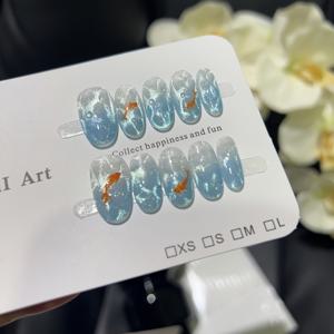 TEMU 프랑스 빙하 파란 바다 바닥에서 영감을 받은 섬세한 물결 디자인, 잉어 꼬리와 고양이 눈 모티프가 장식된 고급스러운 네일 10개 세트입니다. 이 우아하고 부드러운 스타일의 네일 패치들은 아름다움을 포착하는 데 이상적입니다.|매니큐어