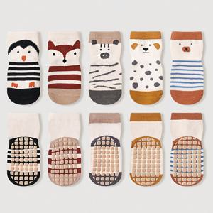 TEMU 유아 및 아동용 만화 바닥 양말 5켤레 세트. 봄, 가을용으로 디자인되었으며, 미끄럼 방지 도트가 특징이며 실내 사용에 적합하며 걸음마를 배우는 아기에게 적합합니다.