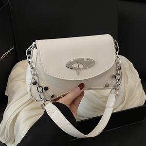 TEMU 세련된 여성 숄더백 1개 - 트렌디한 크로스바디 백으로 패셔너블하고 다재다능하며 스트리트 스타일, 스위트 쿨, 스파이시한 룩에 적합하며 Y2K, 레트로, 향수를 담은 요소가 혼합되어 있으며 메탈 체인, Y2K 스타일의 가방으로 특징입니다.