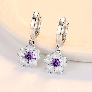 TEMU 꽃 피는 복숭아꽃이 장식된 매력적인 드롭 이어링 한 쌍. 친구를 위한 이상적인 선물입니다. 일상적인 통근, 파티, 휴가, 음악 축제에 완벽합니다.