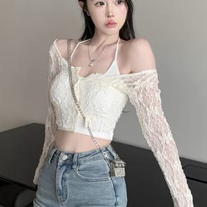 TEMU 이것은 피치 레이스로 멋지게 짧은 카디건입니다. 투명한 디자인으로 멋지게 디자인되어 있으며, 독특한 버튼 업 스타일로 칼라본을 강조합니다.