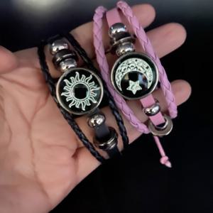 TEMU 태양, 달, 별이 새겨진 반짝이는 패션 수제 팔찌 2개 세트. 음악 축제, 스승의 날, 개학 시즌에 친구를 위한 빛나는 주얼리 선물로 완벽합니다.