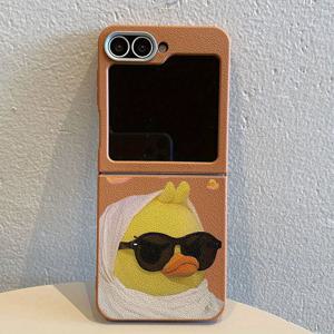 TEMU 삼성 갤럭시 Z 플립 6, 5, 4, 및 3 5G용으로 호환되는, 갈색과 회색 색상이 있는 노란 오리 디자인을 특징으로 하는 인물용 휴대폰 케이스, 드롭에 대한 완전한 보호를 제공하는 TPU로 제작되었습니다. 투명한 TPU 케이스는 얇고 가벼우며, 튼튼하고 긁힘 방지된 외관을 제공합니다.