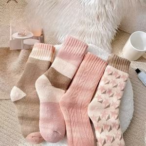 TEMU 여성용 포근한 미디엄 타월 양말 4켤레 세트 또는 2켤레 세트 - 겨울철 따뜻함에 완벽, 부드럽고 편안한 디자인으로 제작되었으며, 추운 계절에 필수품이며, 고급스러운 벨벳 터치와 스타일리시한 외관을 특징으로 합니다.