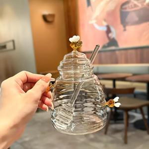 TEMU 꿀통과 믹서 스틱이 있는 벌 테마 유리병, 작은 벌 장식으로 벌꿀 농장 주인과 가정 요리사를 위한 이상적인 선물입니다. 유리병은 향신료 용기 역할도 하며 다양한 용량 옵션이 제공됩니다.