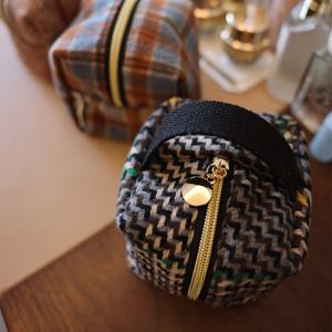 TEMU 기하학적 큐브 디자인의 작은 메이크업 가방, 메탈 지퍼와 창의적인 대각선 스트라이프가 특징이며 보관에 적합합니다.