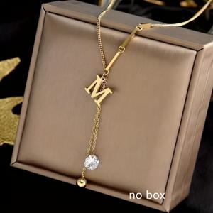 TEMU 클래식 패션 스타일의 스테인리스 스틸 펜던트 목걸이. 'M' 레터 장식과 태슬 참이 특징이며, 여성들의 스타일리시한 출퇴근룩에 완벽합니다.