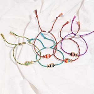 TEMU 세련된 컬러풀 물고기 팔찌와 발찌 5개 세트. 손과 발에 착용 가능한 수제 스타일의 사이즈 조절 가능한 직조 밴드. 해변 파티, 일상복, 휴가에 완벽하며 가족과 친구를 위한 사랑스러운 선물이 됩니다.