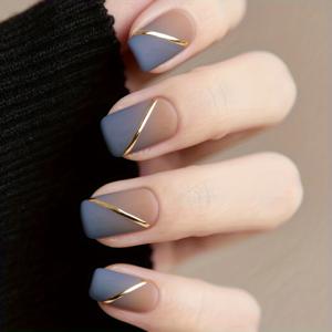 TEMU 무광 블루 색상의 프렌치 스타일 디자인, 황금색 스트라이프와 그라데이션 효과가 특징인 중간 크기의 사각형 프레스온 네일 24개 세트입니다. 성숙한 여성에게 적합하며 재사용 가능합니다.